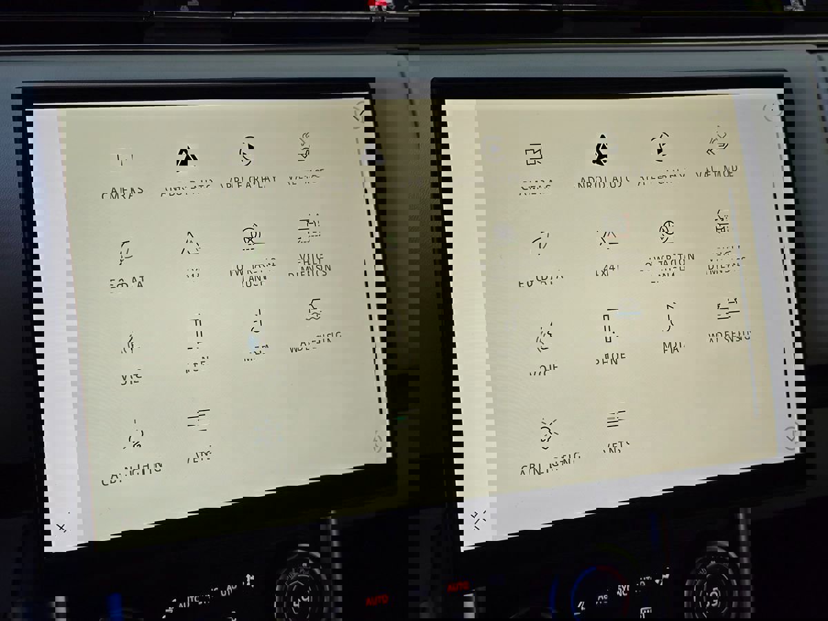 Used 2023 Land Rover Range Rover SE image 40