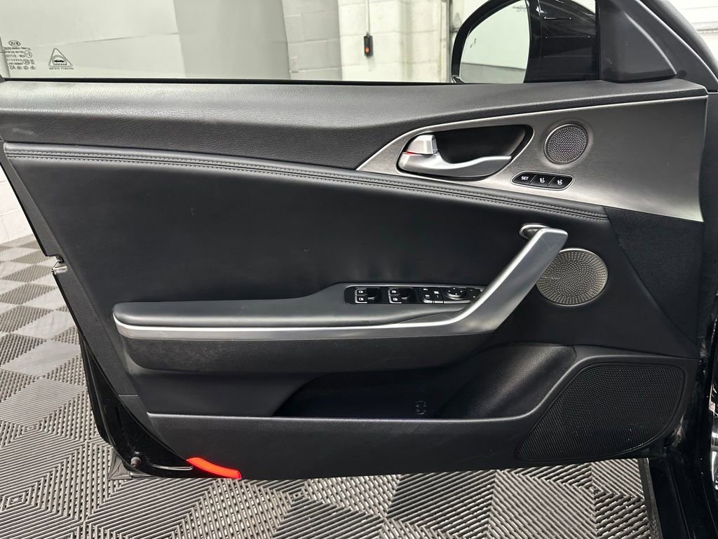 Used 2020 Kia Stinger GT1 AWD/4WD image 17