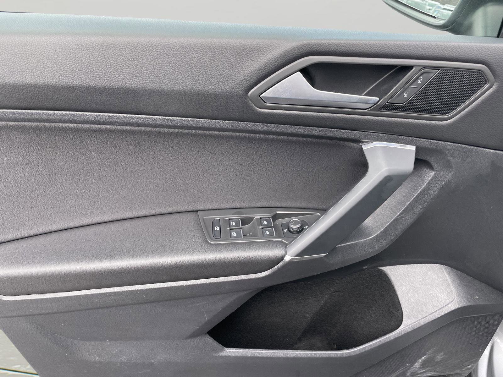 Used 2020 Volkswagen Tiguan SE w/ Panoramic Sunroof Package image 22