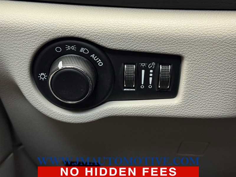 Used 2023 Chrysler Voyager LX image 40