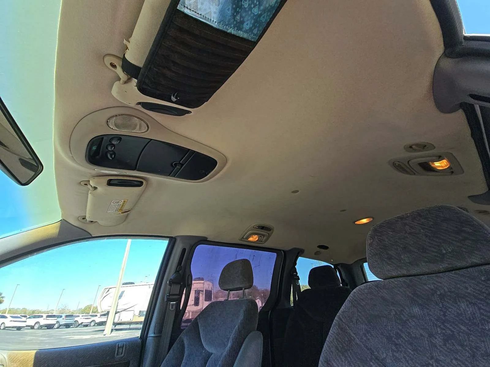 Used 2000 Chrysler Town & Country LX FWD image 8