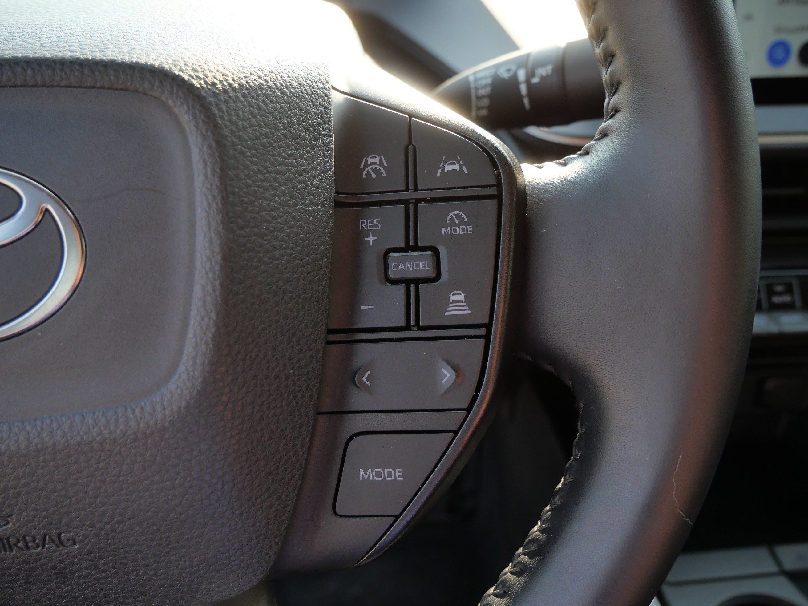 Certified 2025 Toyota Prius LE FWD image 29