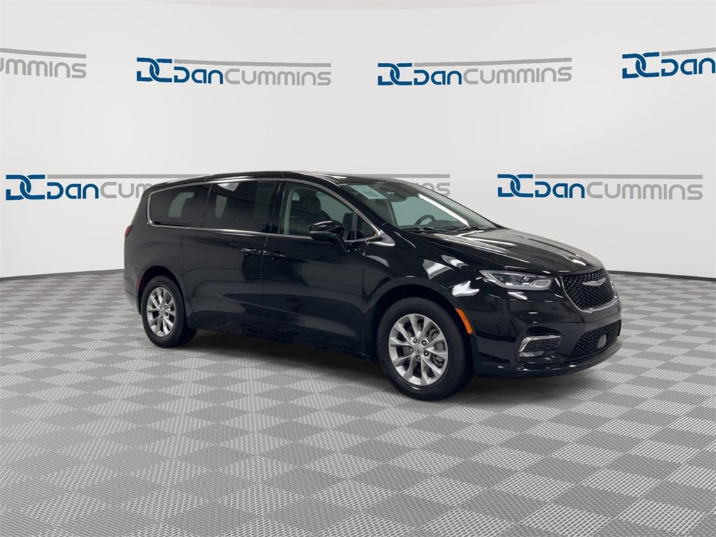 Used 2024 Chrysler Pacifica Touring-L image 2
