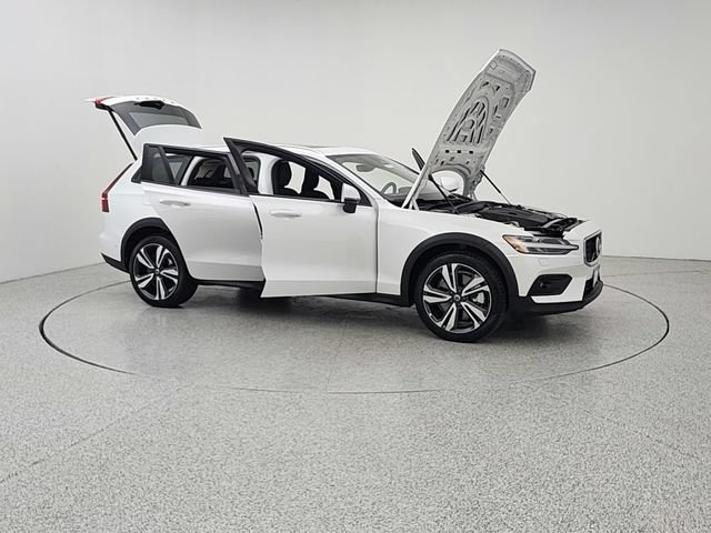Certified 2025 Volvo V60 B5 Cross Country Plus AWD/4WD image 10