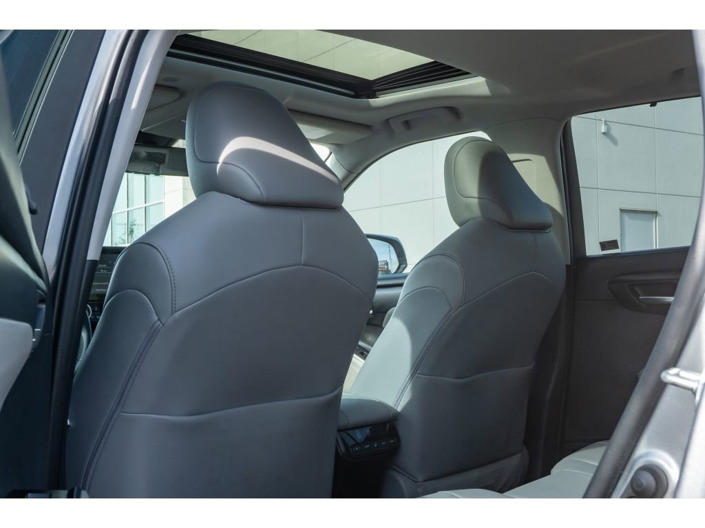 Used 2020 Toyota Highlander XLE FWD image 14