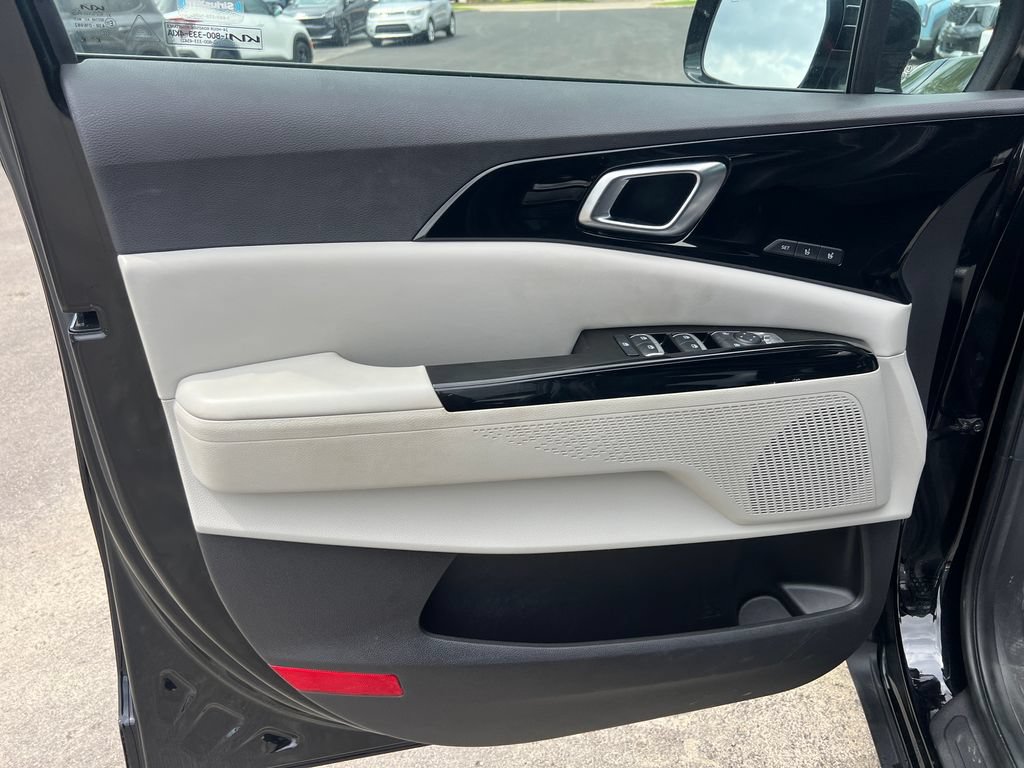 Certified 2023 Kia Carnival SX FWD image 11