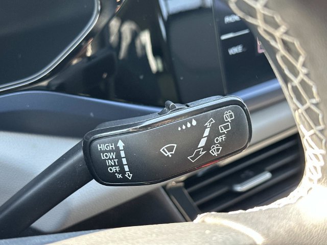 Used 2022 Volkswagen Taos SE w/ Panoramic Sunroof Package FWD image 27
