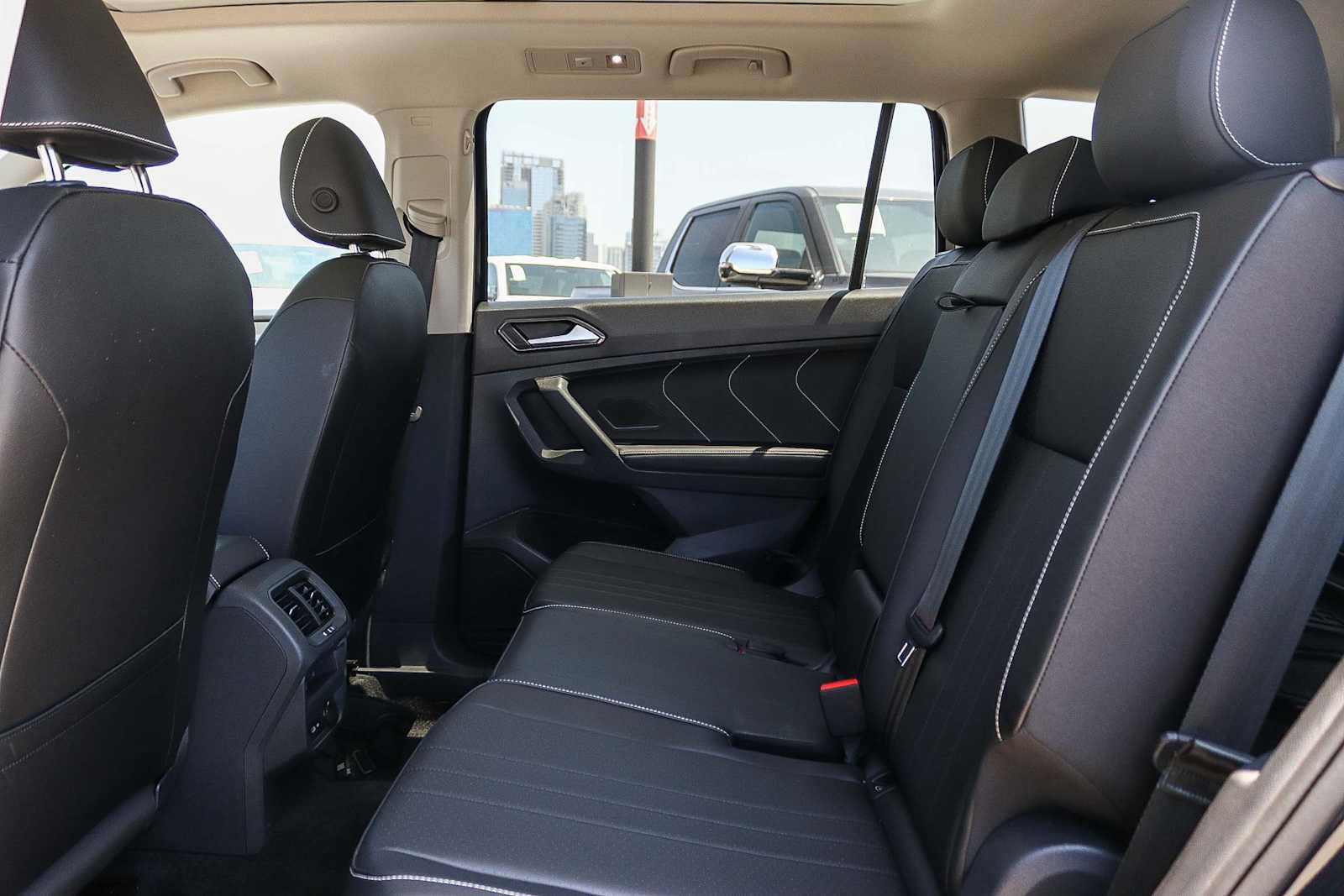 Used 2023 Volkswagen Tiguan SE w/ Panoramic Sunroof Package FWD image 18