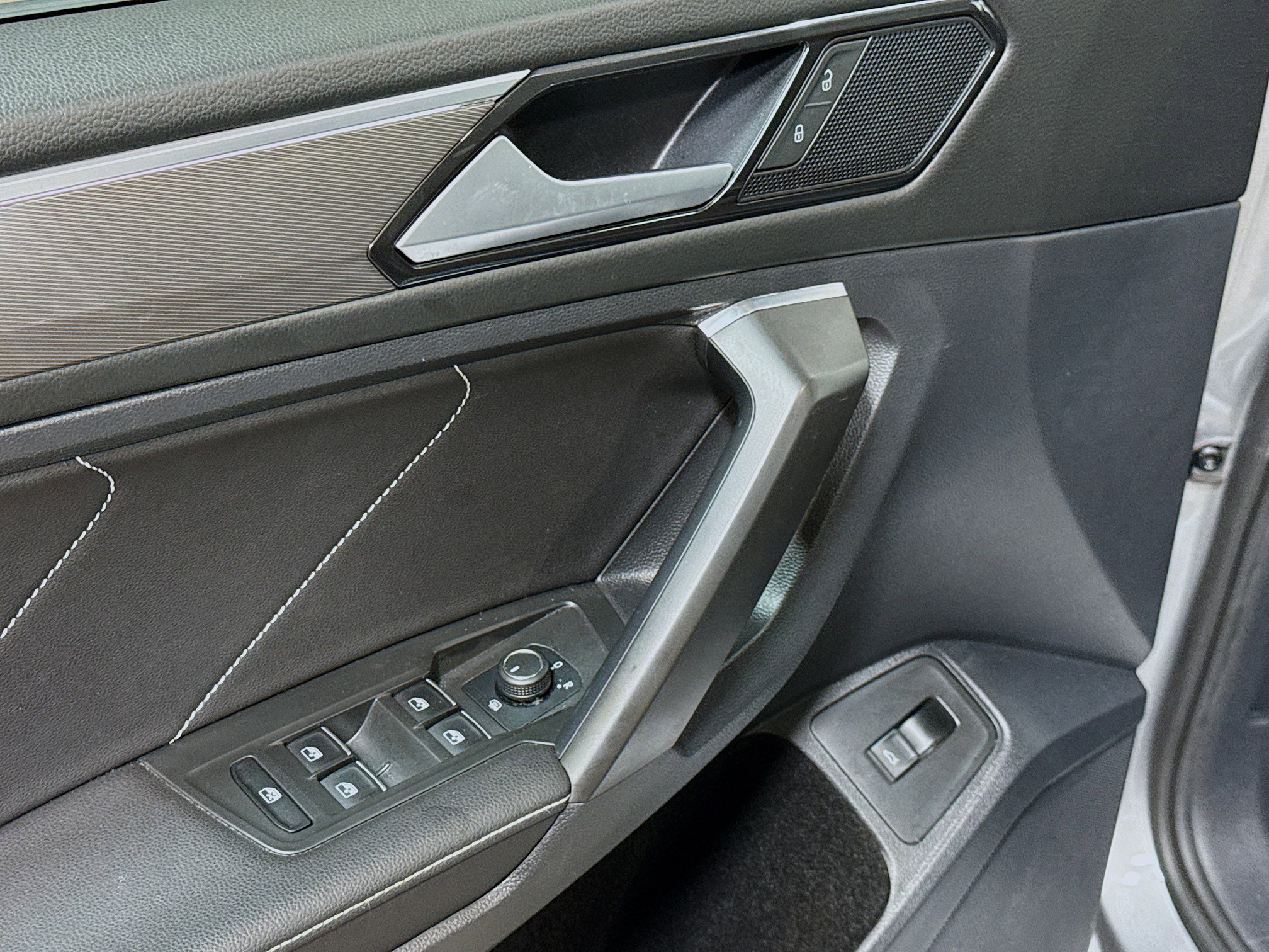 Used 2022 Volkswagen Tiguan SE R-Line image 24