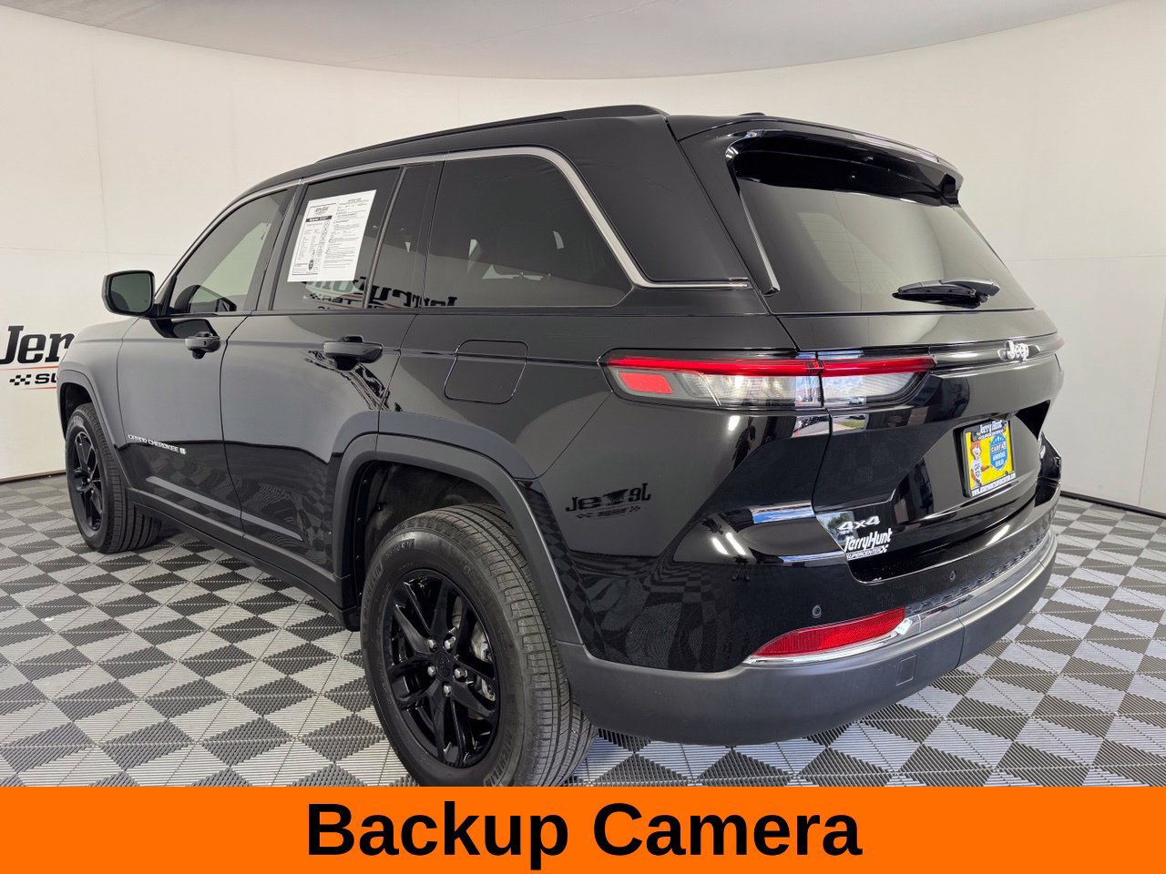 Used 2024 Jeep Grand Cherokee Laredo X w/ Luxury Tech Group I AWD/4WD image 10