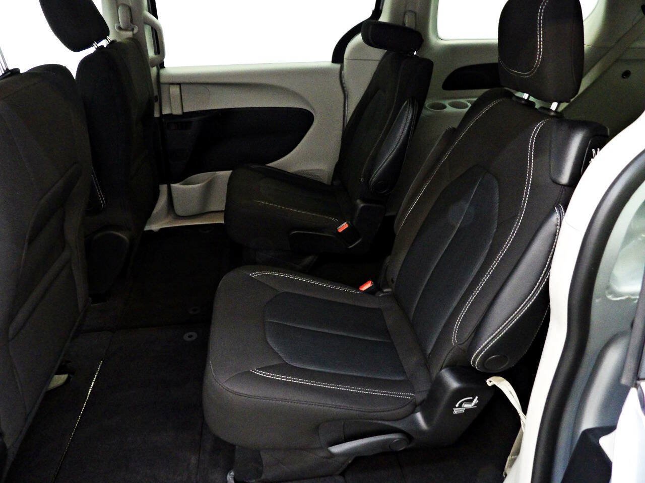 Used 2022 Chrysler Voyager LX FWD image 9
