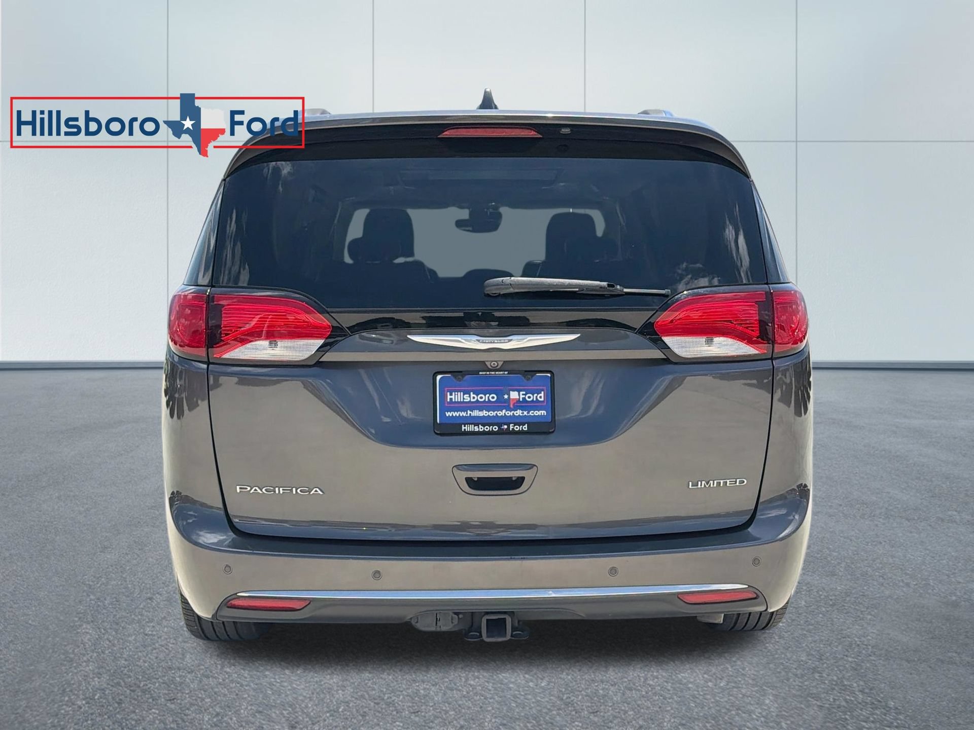 Used 2018 Chrysler Pacifica Limited w/ Tire & Wheel Group FWD image 8