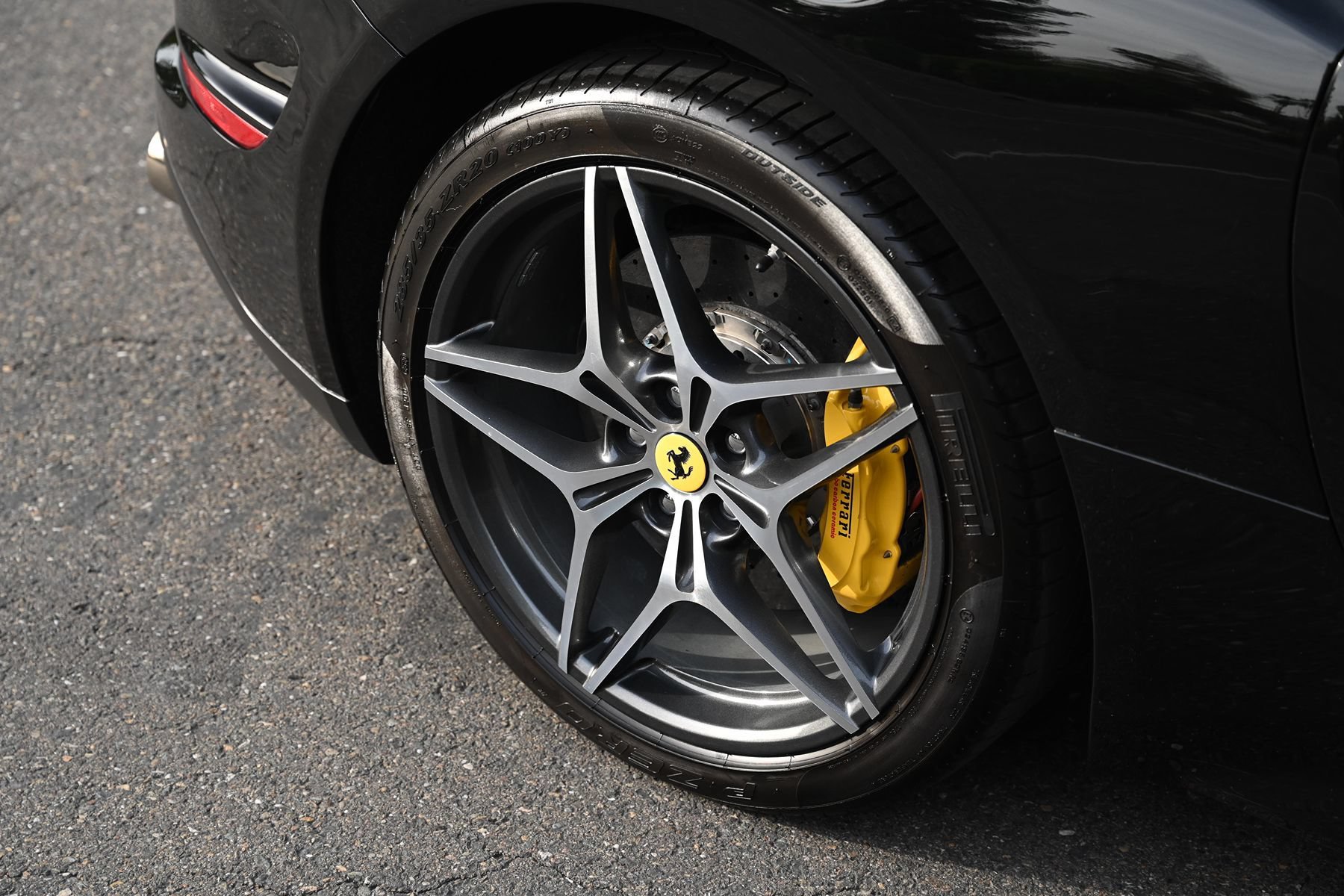 Used 2016 Ferrari California T RWD image 9