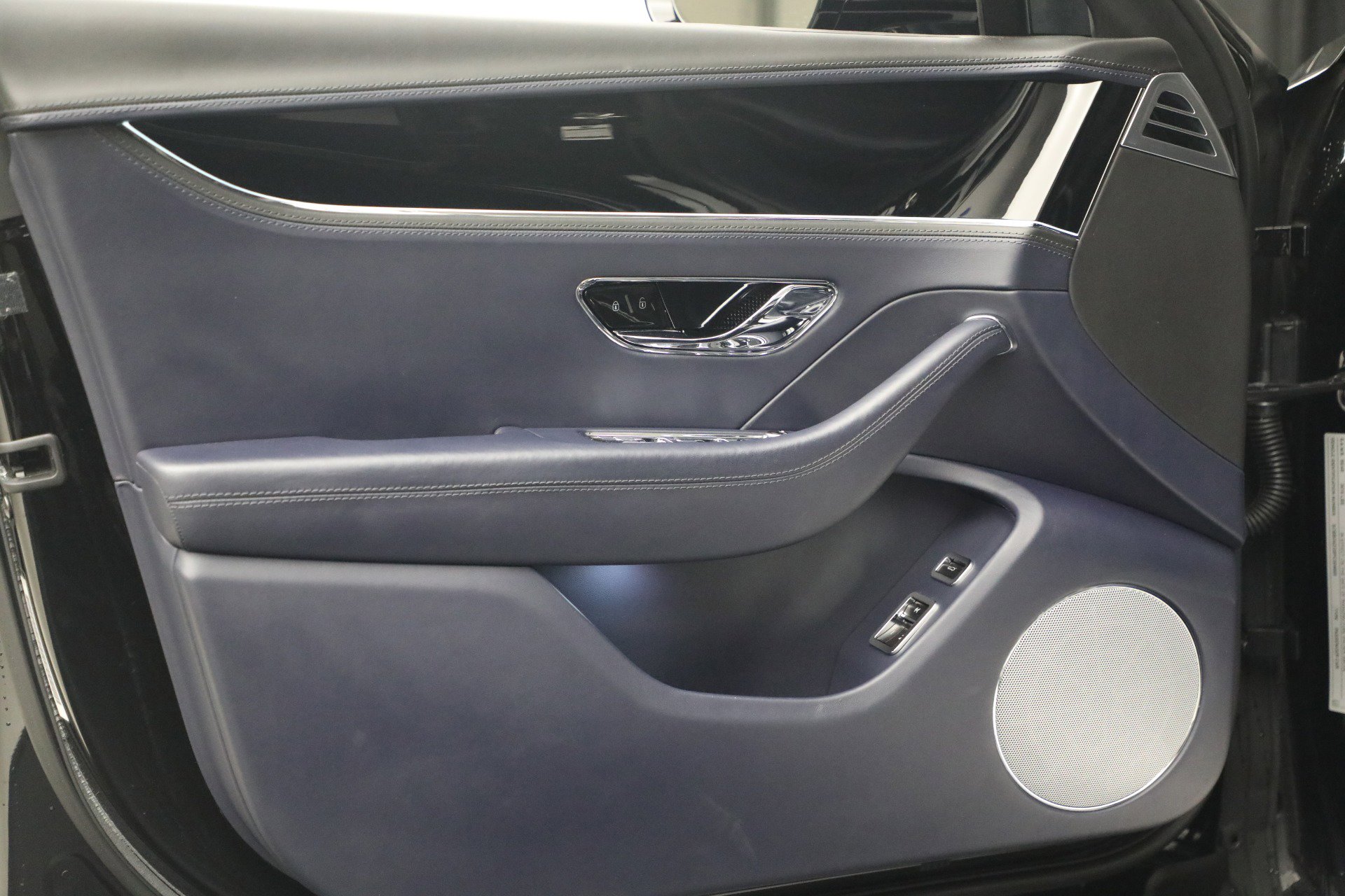 Used 2023 Bentley Flying Spur V8 image 18