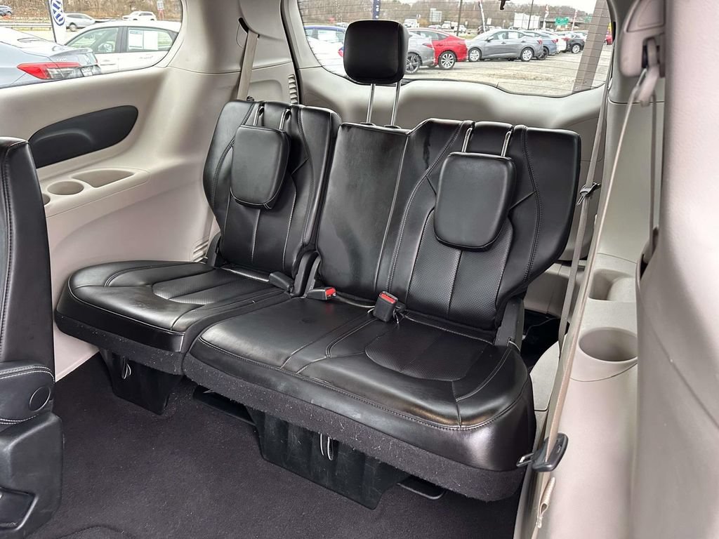 Used 2023 Chrysler Pacifica Touring-L FWD image 14