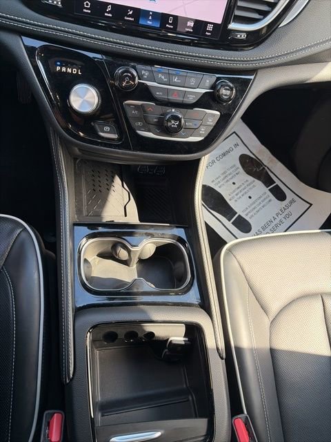 Used 2025 Chrysler Pacifica Limited image 17
