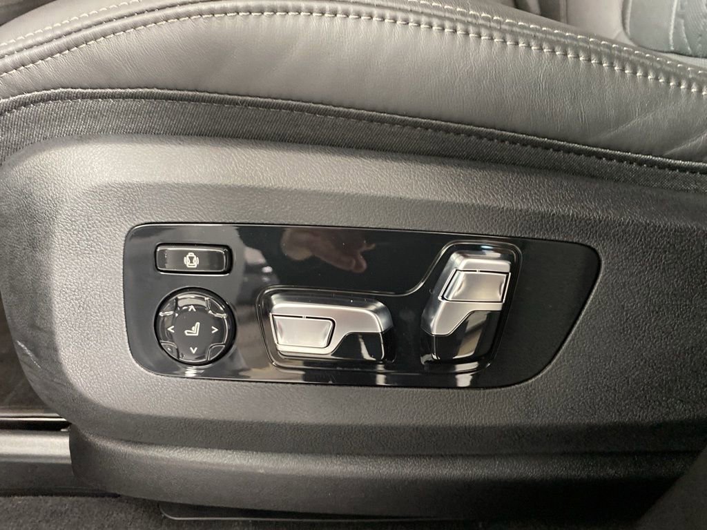 Certified 2025 BMW X7 M60i image 16