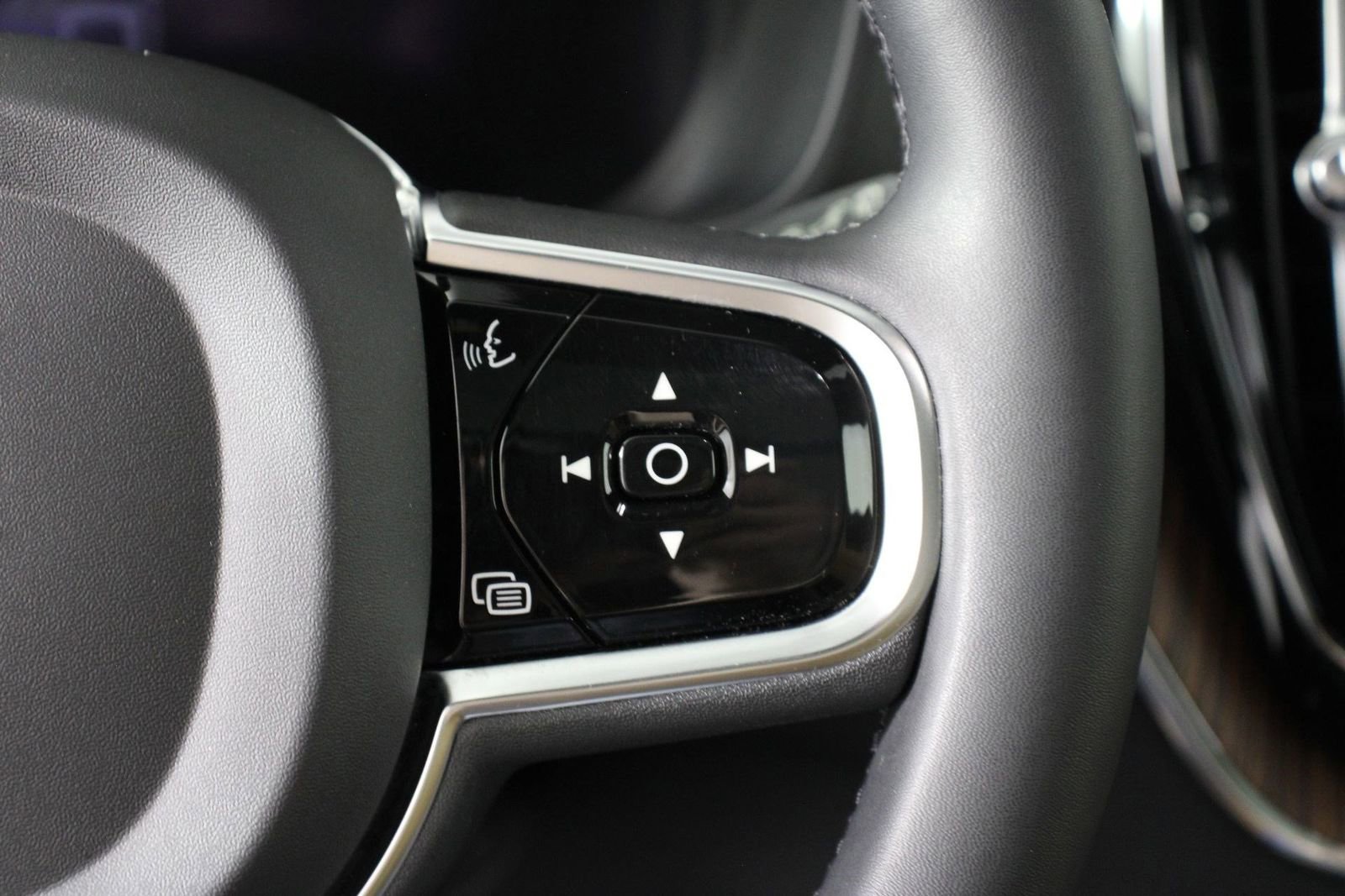 Certified 2023 Volvo XC60 B5 Ultimate w/ Climate Package image 11