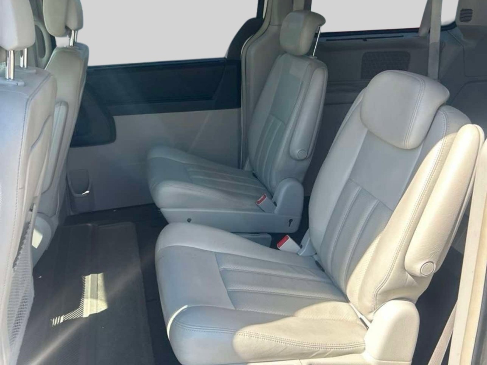 Used 2010 Chrysler Town & Country Touring Plus FWD image 4