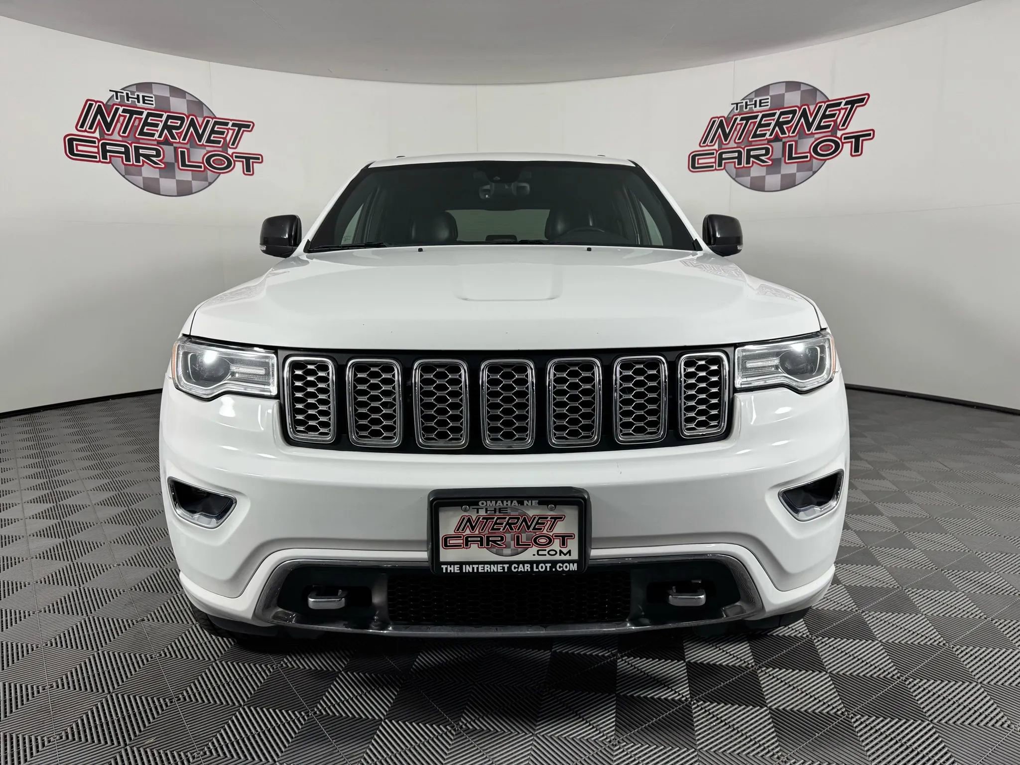 Used 2018 Jeep Grand Cherokee Overland image 2