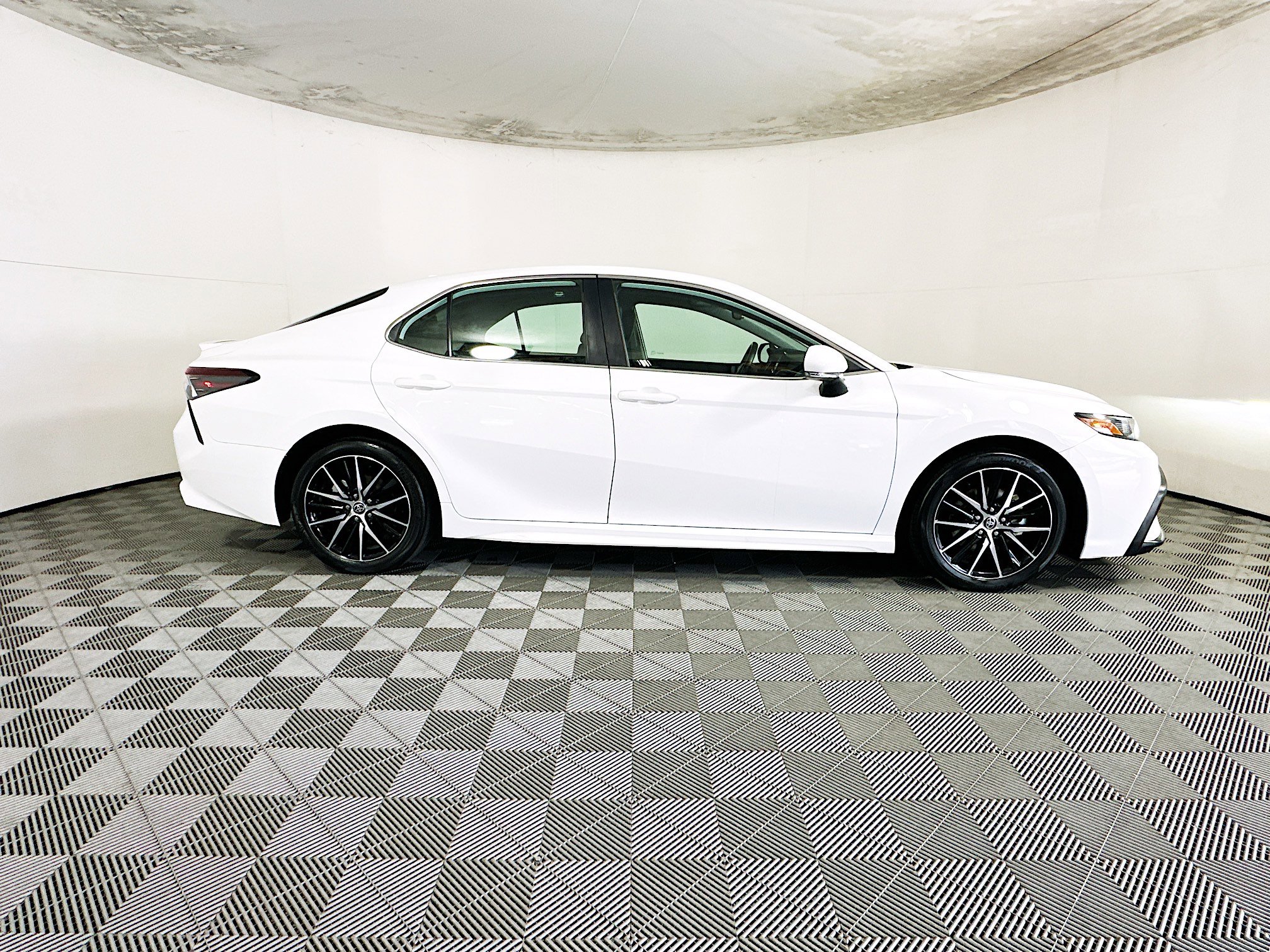 Used 2023 Toyota Camry SE FWD image 2