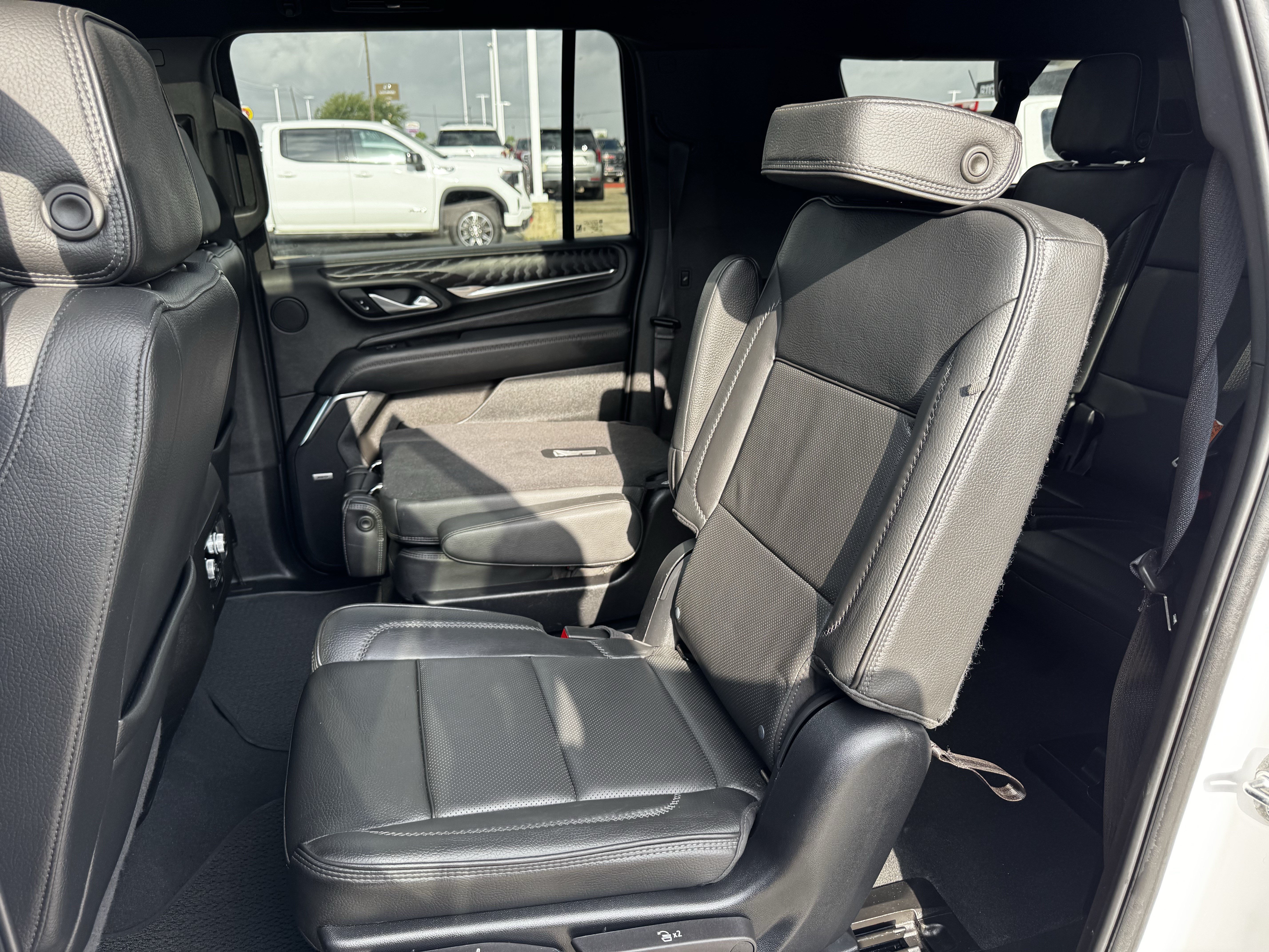 Used 2024 GMC Yukon XL Denali AWD/4WD image 30
