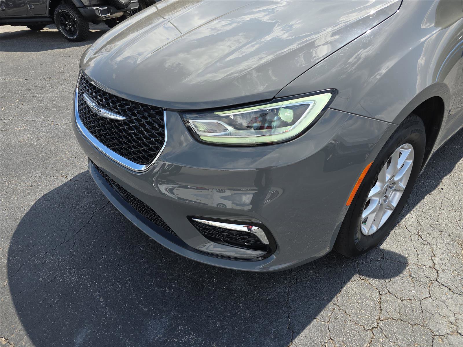 Used 2022 Chrysler Pacifica Touring-L image 10