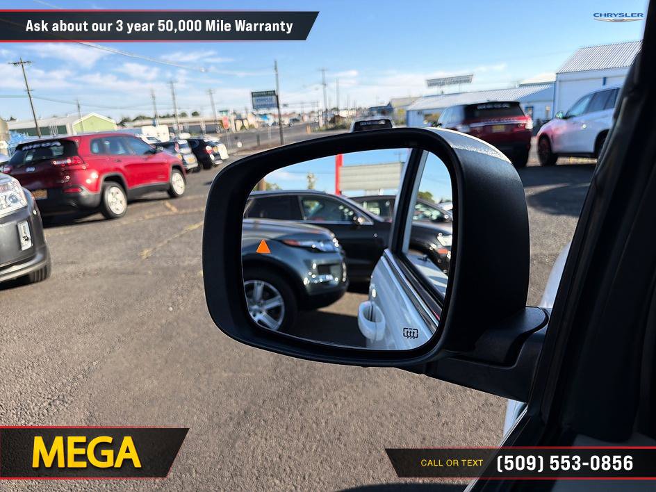 Used 2011 Chrysler Town & Country Touring FWD image 29