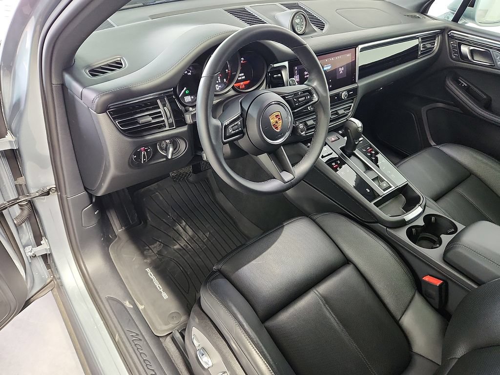 Certified 2026 Porsche Macan AWD/4WD image 4