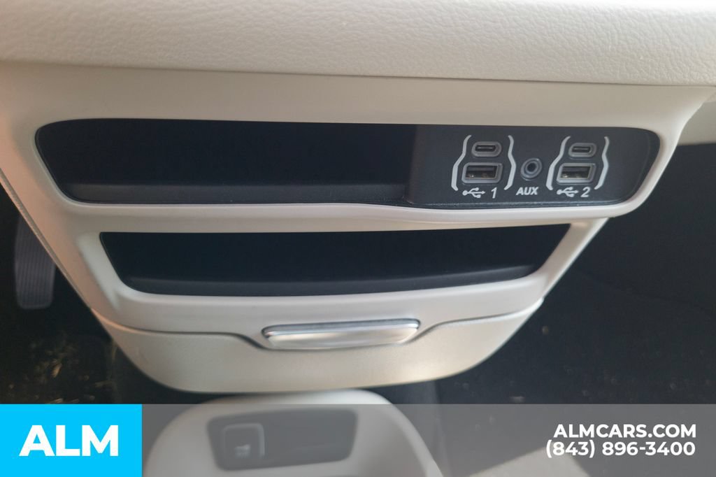Used 2024 Chrysler Pacifica Touring-L FWD image 16