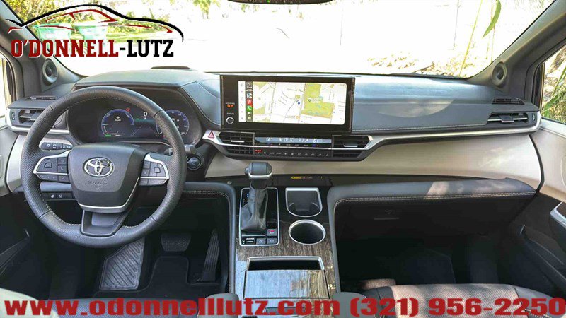 Used 2025 Toyota Sienna Platinum image 25