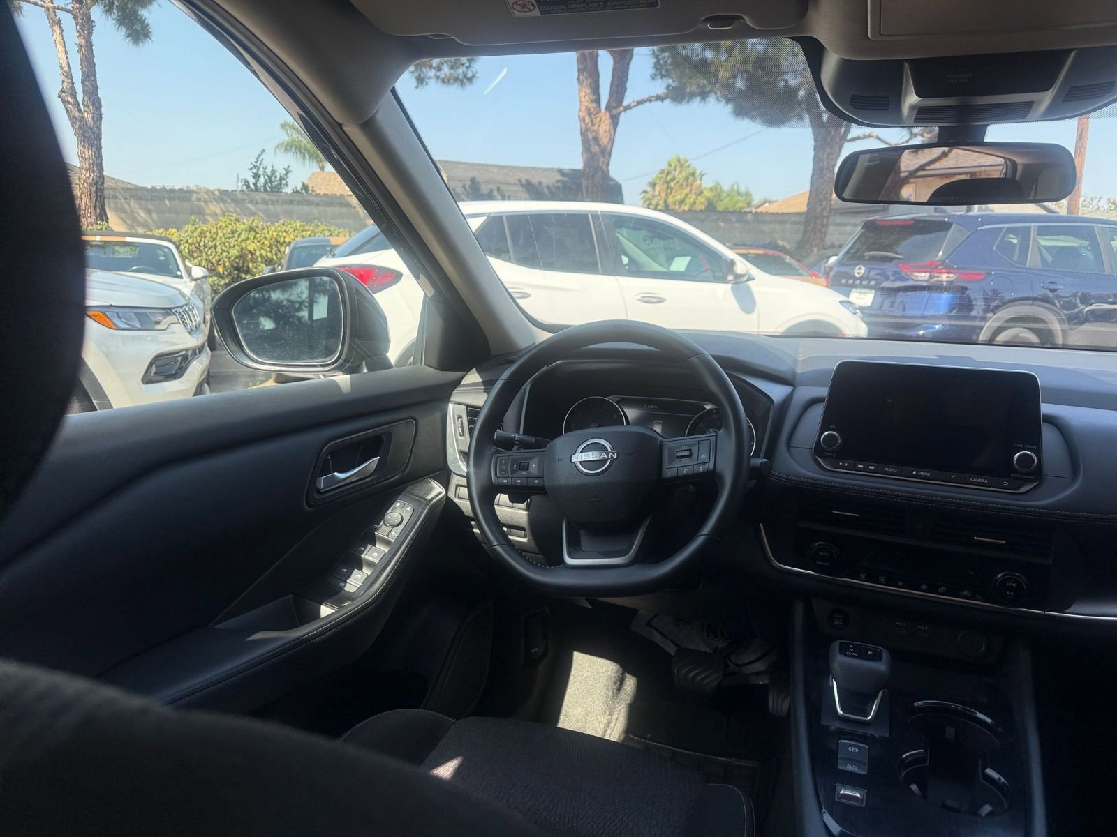 Used 2025 Nissan Rogue SV FWD image 32
