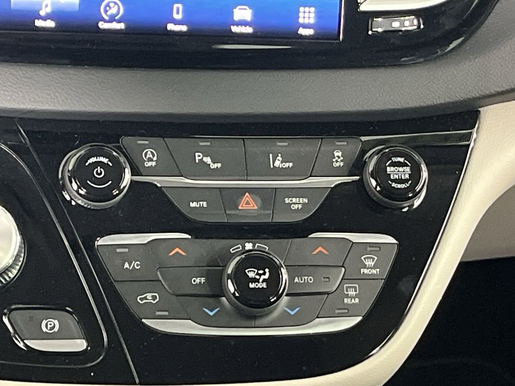 Used 2023 Chrysler Pacifica Touring-L image 18