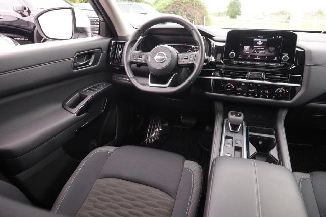 Certified 2025 Nissan Pathfinder SV w/ SV Premium Package FWD image 25