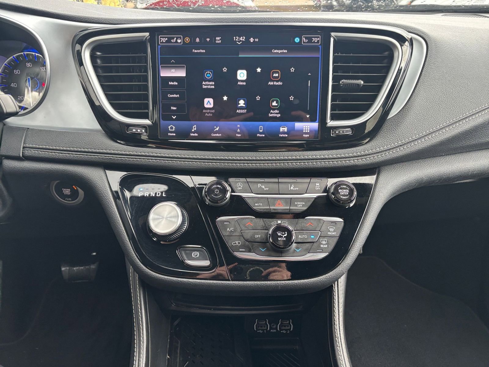 Used 2025 Chrysler Pacifica Limited image 17