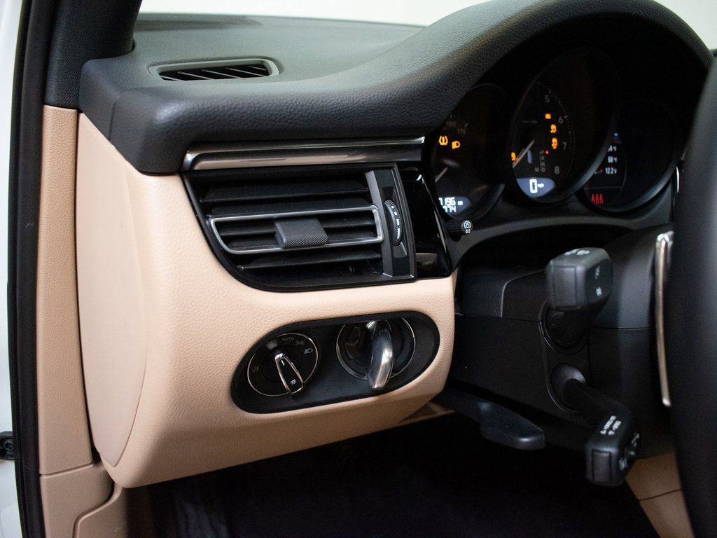 Certified 2025 Porsche Macan image 20