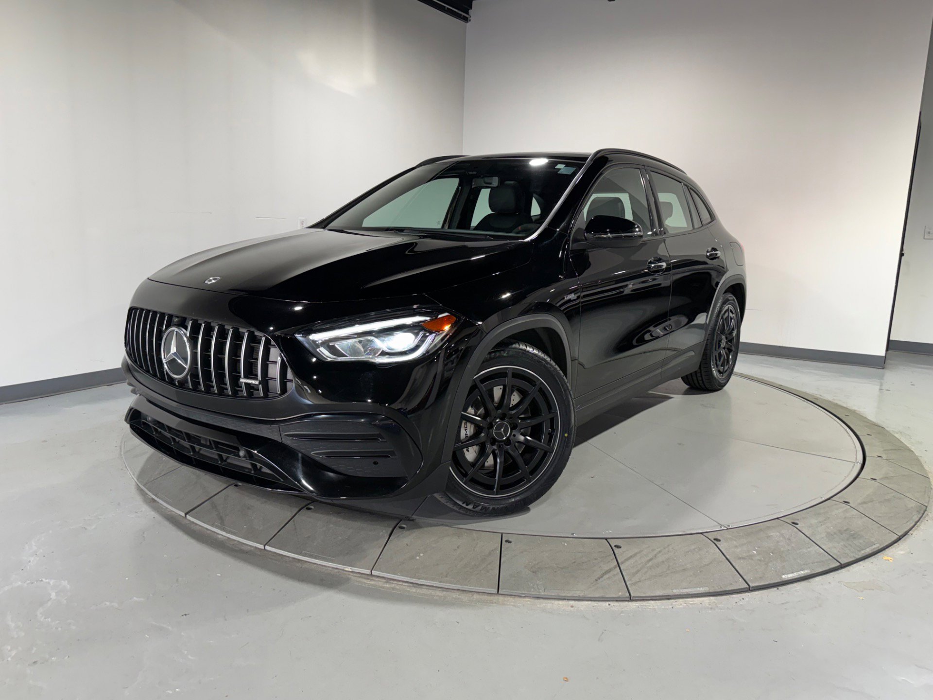 Used 2022 Mercedes-Benz GLA 35 AMG 4MATIC w/ Premium Package Lite image 4