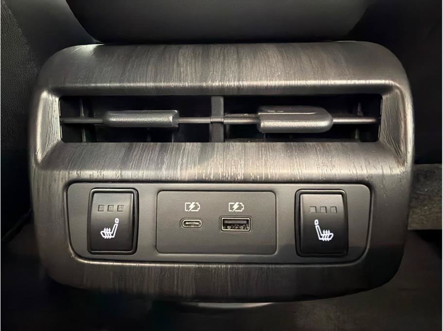 Used 2024 Nissan Ariya AWD image 31