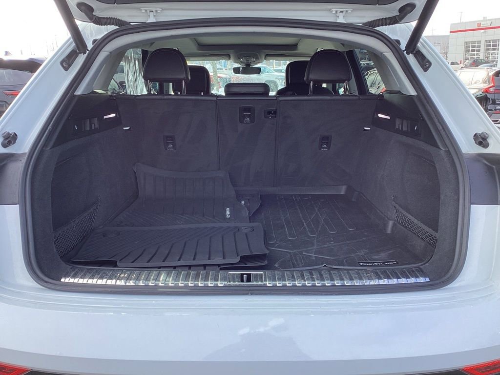 Used 2019 Audi e-tron Prestige w/ Prestige Package image 13