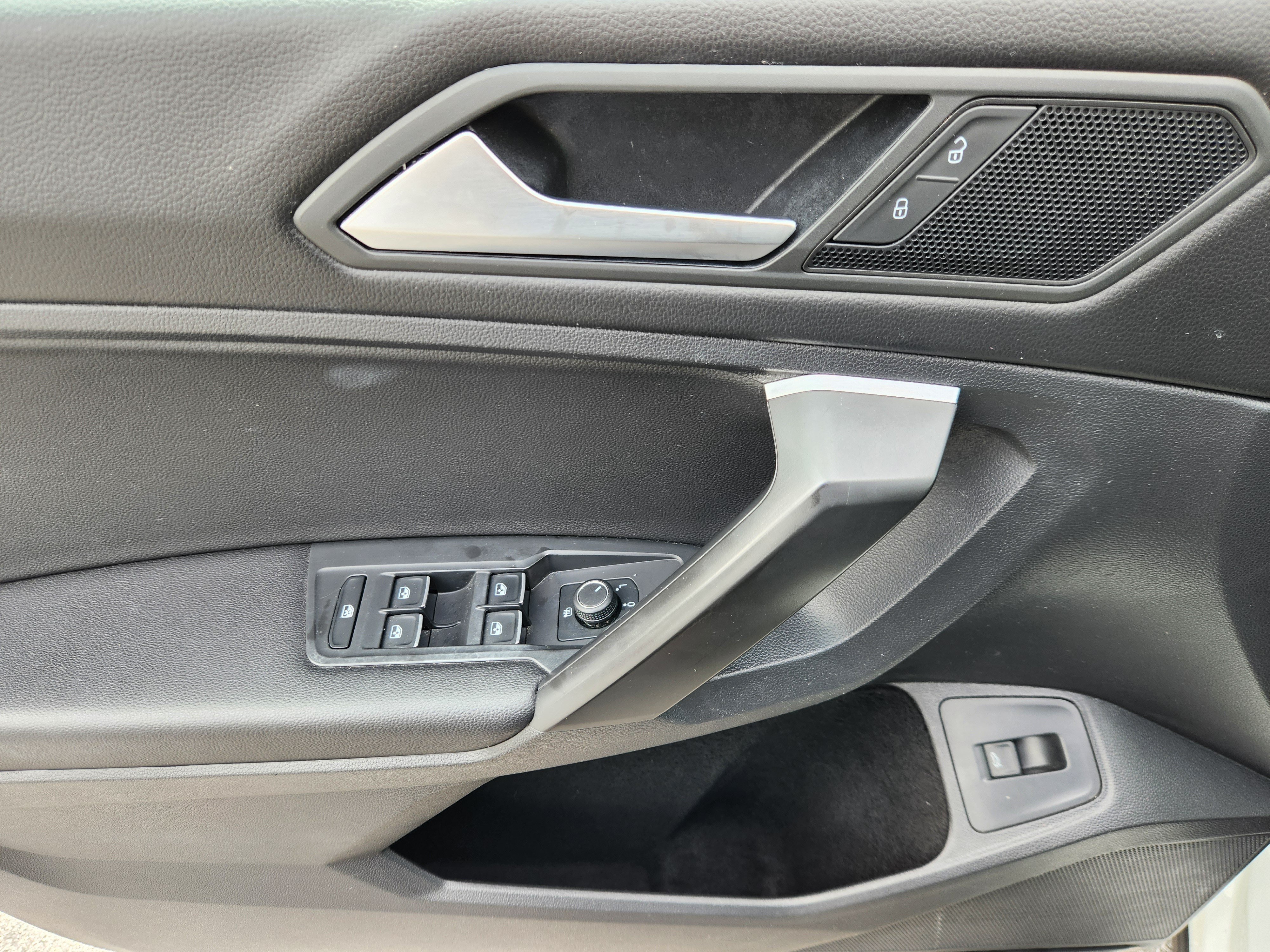 Used 2021 Volkswagen Tiguan SEL AWD/4WD image 18