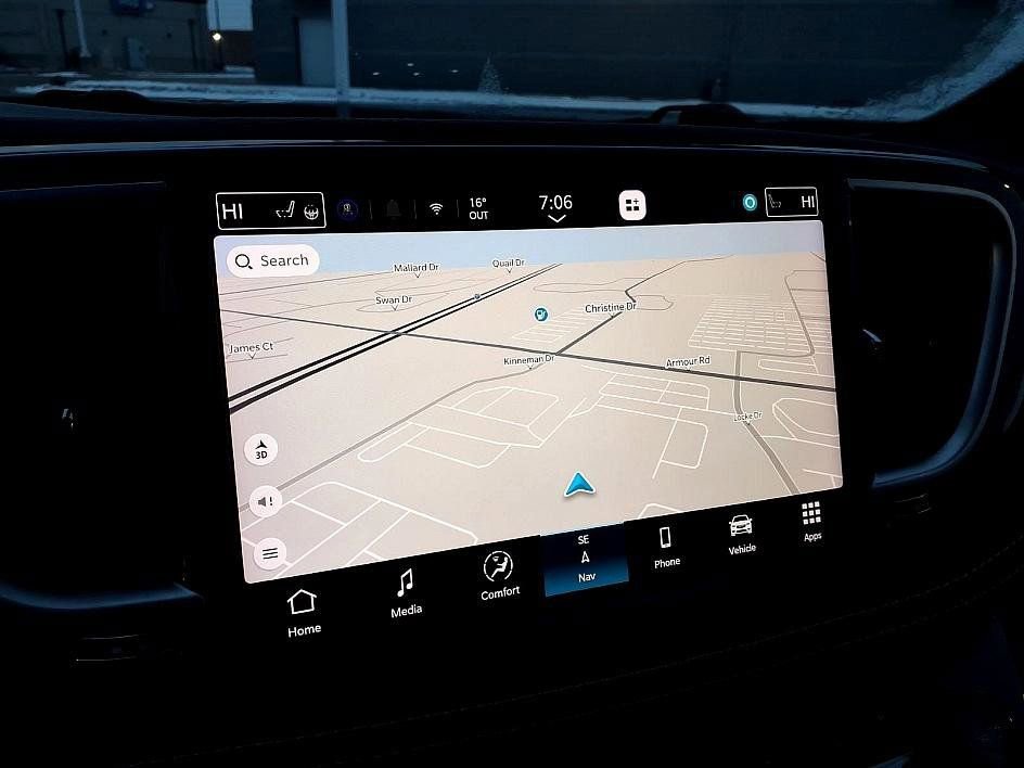 Used 2023 Chrysler Pacifica Limited w/ Uconnect Theater Family Group image 28