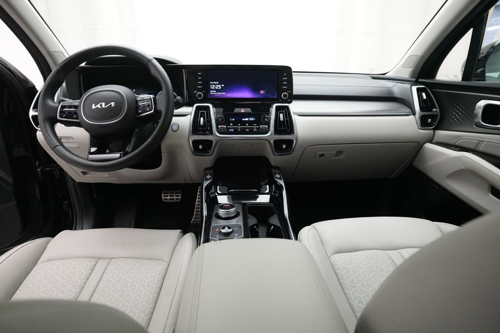 Certified 2023 Kia Sorento SX Prestige w/ Panoramic Sunroof Package AWD/4WD image 5