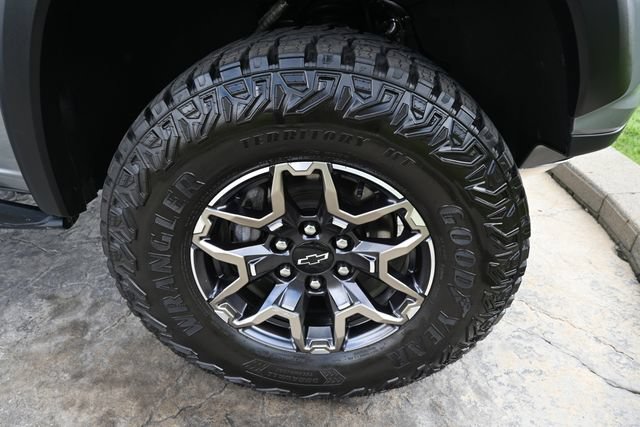 Used 2025 Chevrolet Colorado ZR2 w/ Technology Package AWD/4WD image 11