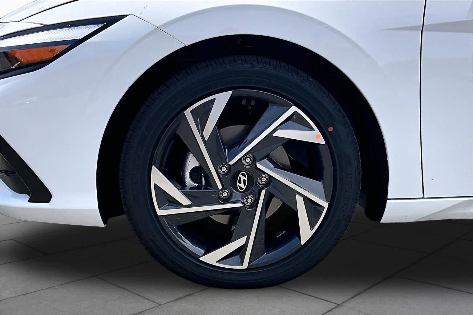 New 2026 Hyundai Elantra Limited FWD image 9