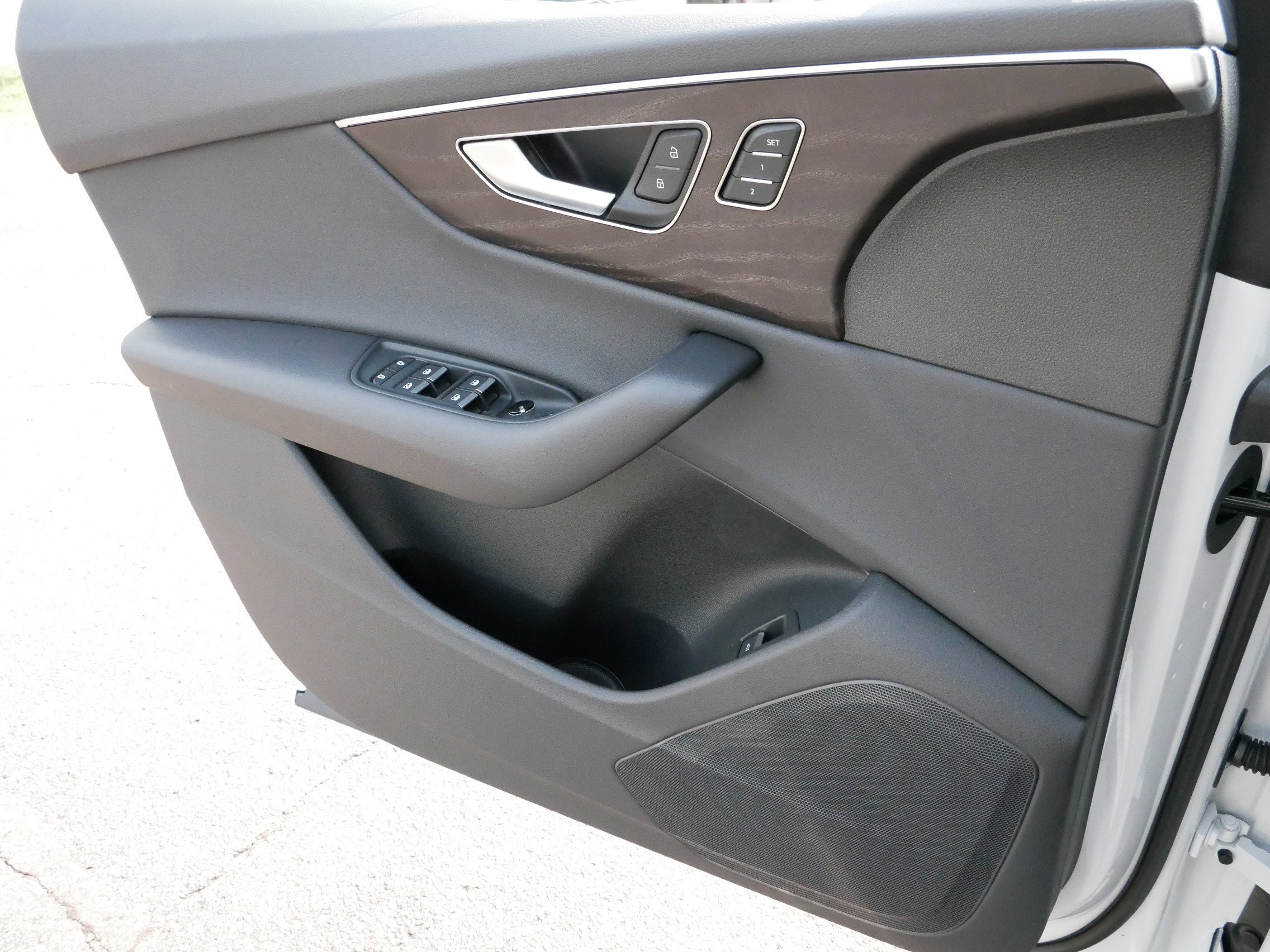 Used 2023 Audi Q8 Premium image 28
