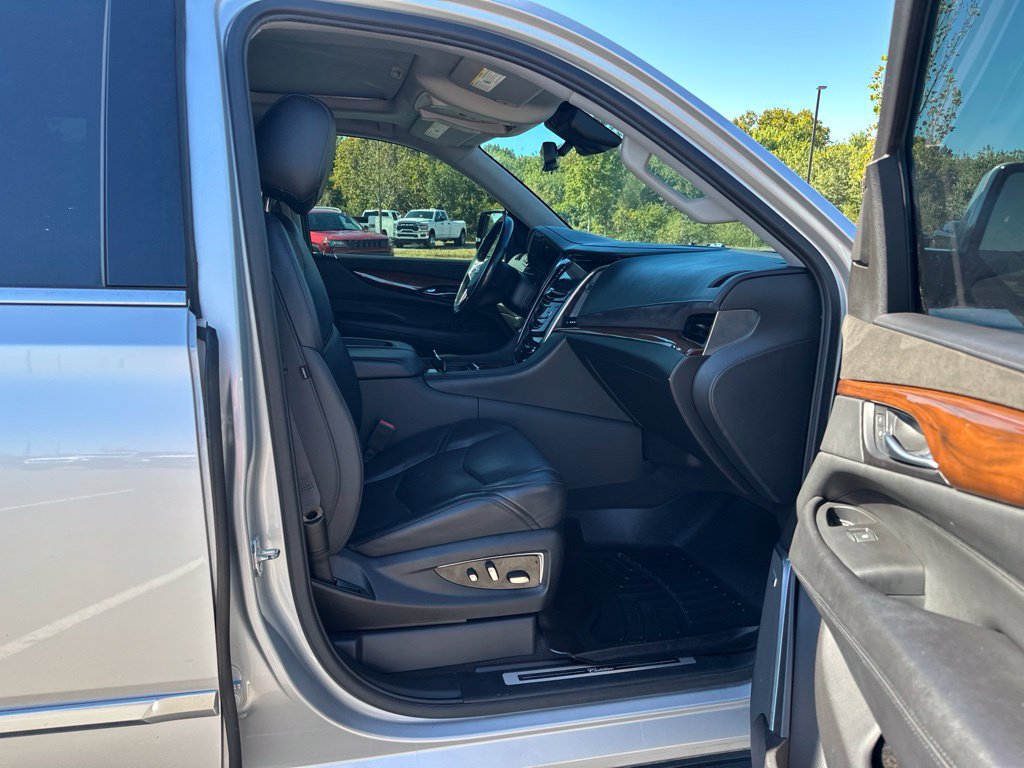 Used 2020 Cadillac Escalade Luxury RWD image 19