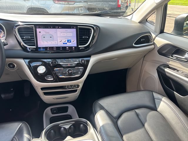 Used 2023 Chrysler Pacifica Touring-L FWD image 13
