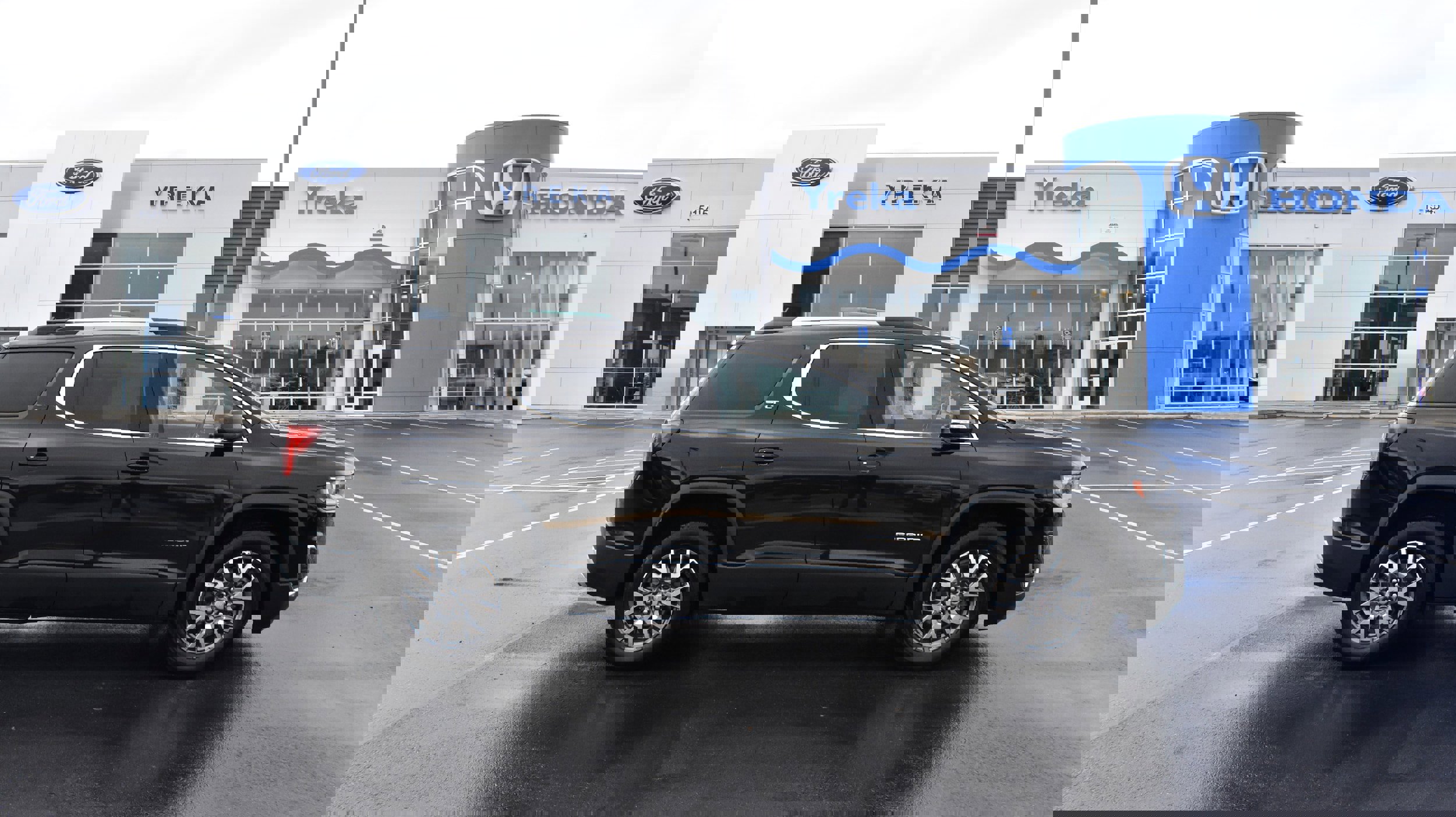 Used 2023 GMC Acadia SLT image 1