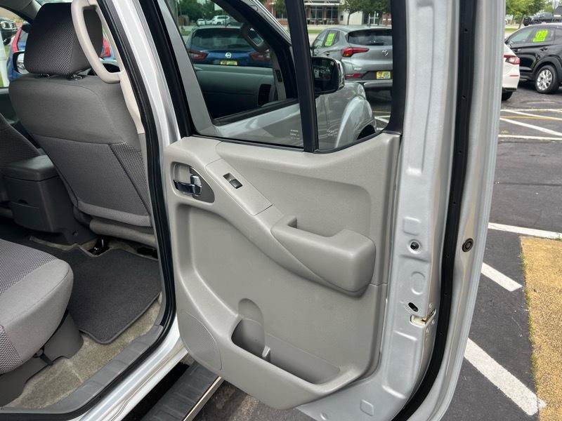Used 2017 Nissan Frontier SV w/ SV Value Truck Package RWD image 8