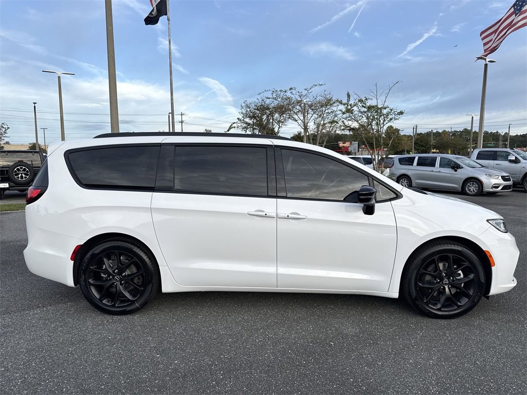 New 2026 Chrysler Pacifica Limited w/ S Appearance Package image 2